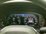 速度や燃料残量など、運転時に確認したい情報がまとまって表示されます。表示の区分が分かりやすく、走行状況や車両情報を視線移動を抑えて確認しやすい配置です。