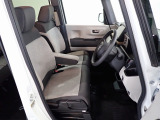 フロントシートはベンチシートです、運転席と助手席の移動が簡単です。 また運転席シートの高さも調整できます。