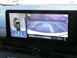 空の上から見下ろすように車の全周囲が表示されるアラウンドビューモニター☆駐車が得意になるとお出掛けも楽しくなります♪