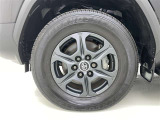 純正アルミホイールが車の雰囲気を引き立てますね!