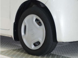 ◆純正ホイール装着車◆シンプルなデザインのホイールキャップ付きです。