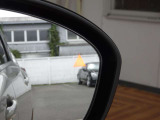 「後側方車両検知警報」付き。斜め後ろから近づく車両を検知したら、ミラーにマークが光り知らせてくれます☆