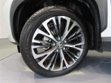 タイヤサイズは215/50R18です。