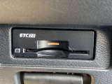 ビルトインETC(埋め込み型)。スッキリと収まっているのが特徴です。音声案内タイプ/アンテナ分離式。納車時には再セットアップ(情報の再登録)を行います。