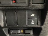 ハンドルの右側にHondaセンシング用のVSAスイッチとパワーテールゲートスイッチがついています。パワーテールゲートスイッチは車内からでもテールゲートの開け閉めを電動でできます。