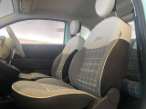 チェック柄シートが車内のアクセントとなり、おしゃれな雰囲気を演出します。