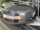 【電動格納ミラー】サイドミラーは電動格納式となっており、狭い駐車場でもキズがつくリスクを抑えられます。