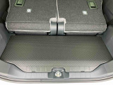 インナートリム、ダッシュボードの艶出し、内窓の拭き上げ等を行い、品質基準を満たしているか仕上がりのチェックを実施します。