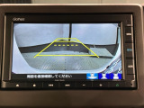 リバースギアに入れるだけで後方の表示へ切り替わります。夜間や雨の日の駐車も楽になりますよ。