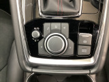 コマンダーコントローラーは腕を自然に下した位置に設置されており、手元を見なくても操作ができる優れもの!