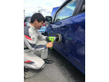 ボディは鉄粉除去作業を行い、全面磨きを行います。