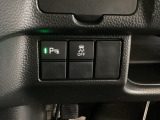 VSA装備車です。VSAはドライバーの操作と車の動きを見守っています。もし車の挙動が乱れたとき、4輪別々にブレーキをかけたり、エンジンパワーをしぼることによって車を安定させます。