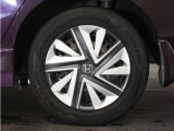 ◆純正ホイール装着車◆シンプルなデザインのホイールキャップ付きです。