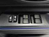 運転席からすべての窓を開閉できます。