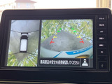 車両後方の映像と俯瞰表示を画面で確認でき、駐車時に周囲を把握する手助けになります。画面上のガイドも目安にしながら、落ち着いて後退操作を行えます。