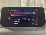 カメラが車線を認識してはみ出しそうになるとステアリングアシストが介入するレーン・キープ・アシストシステムを装備しております。お好みで作動・非作動の設定も可能です。