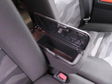 フロントセンターアームレスト。蓋つきの収納スペースになってエコバッグや運転用の眼鏡やサングラスなどをしまっておくのにぴっり。