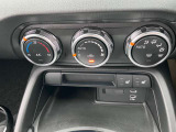 エアコンコントロールパネル。シートヒーターあるので冬でもオープンで走れます!