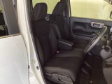 女性でも運転がしやすいように、シートの高さ調整機能(シートリフター)がついています。運転席と助手席の間が空いている為、助手席側への移動がスムーズです。交通量の多い道でも助手席側から乗り降りができます。