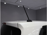スッキリした大きさで車のデザインに自然に溶け込めるマイクロアンテナ。倒したり、取り外すこともできますよ。