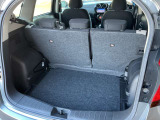 バックドアは大きく開きます。定員乗車時でも十分広いラゲッジスペースを確保しています