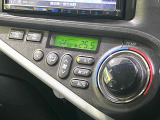 【オートエアコン】一度お好みの温度に設定すれば、車内の温度を検知し風量や温度を自動で調整。暑い&hellip;寒い&hellip;と何度もスイッチ操作をする必要はありません。快適な車内空間には必須の機能ですね♪