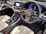 【ハンドル】ドライバーとBMW車の一体感がダイレクトに伝わるステアリングホイール。形状・太さへの拘りに加えて、操作性を高める為にスイッチ類も配置。クイックかつ安定のドライビングを体感下さい!