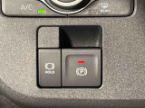 指先だけで簡単に操作が可能な電動パーキングブレーキを採用。「HOLD」スイッチを押すと、渋滞や信号待ちなどでブレーキペダルから足を離しても、ブレーキを保持するので安心です