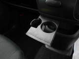 ドリンクホルダーも使いやすい位置に装備されております。