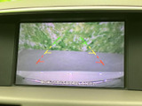 後方の映像に加えて目安となるガイド線が表示され、駐車時に周囲との距離を確認する助けになります。車庫入れや狭い場所での切り返しにも活用できます。