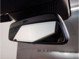 【ルームミラー一体型ETC車載器】ルームミラーの裏側に目立たない様に配置されたETCカード挿入口。スタイリッシュ且つ機能的なものとなっております。