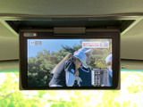 天井に設置されたモニターでテレビ番組を表示でき、停車中の待ち時間などに映像を楽しめます。後席からも画面を確認しやすい位置にあり、車内で過ごす時間をより快適にする装備です。
