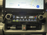【オートエアコン】一度お好みの温度に設定すれば、車内の温度を検知し風量や温度を自動で調整してくれます。