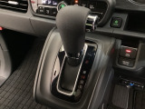 CVT車のセレクトレバーです。低速から高速まで、変速ショックのないスムーズな走りを実現するとともに、エンジン効率のよい領域を維持することで燃費にも貢献します。