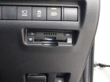 高速道路上に設置されたITSスポットと双方向通信を行うETC2.0ユニットは、ナビゲーションとも連動して、ETC機能に加え、安全運転をサポートする交通情報を画像や音声などで提供します。