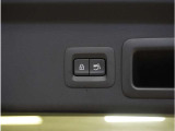 【パワーリアゲート】スイッチを操作することにより、リアゲートが自動で開閉します。自動開閉中のリアゲートを、半開以上の位置で止めることができます。