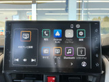 ラジオやテレビ、Bluetooth、USB/iPodなどのメニューが並び、音楽や各種メディアを選びやすい画面構成です。スマートフォン連携の項目も表示され、普段使いに便利です。