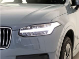 ひときわ印象的なT字型のLEDヘッドライトは、新世代のボルボを象徴するユニークなアイコンとなっています。LEDデイタイム・ランニング・ライトやポジションライト、ウインカーの役割も果たします。