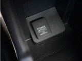 ◆12V電源ソケット・USB接続端子◆スマホやiPodなどを接続して、いつもの音楽を車内でもお楽しみいただけます♪