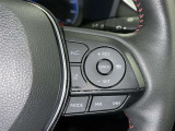 クルーズコントロール機能が付いています。 速度を設定するとアクセルを踏まなくても一定の速度で走ることができます。  高速道路ではとても便利な装置なんです。