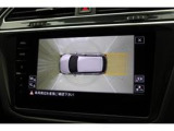 車庫入れなどに便利な【リヤビューカメラ】。【アラウンドビューカメラ】は、車両を上空から見下ろしたような映像で周囲を確認でき、駐車や狭い道での取り回しをサポートします。