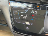 お好みの温度に合わせれば自動的に調節、オートエアコン装備。年中快適な車内。
