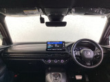 運転席は、大きな座面と包み込むような背もたれがドライバーの身体全体をしっかり支えます。上質なシート素材と座り心地のよいクッションを採用し、長時間の運転やコーナーの多い道も快適です