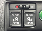 【両側パワースライドドア】キーや運転席のスイッチで後席両側スライドドアの開閉が可能♪電動だから力を入れてドアを開ける必要が無く、小さなお子様でも簡単に開け閉めでき快適です♪