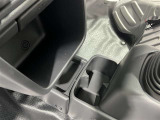 ドリンクホルダー、小物収納もあります