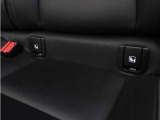 リアシート2座はチャイルドシートジョイントの国際規格「ISO FIX」準拠により各社モデルがワンタッチで着脱可能となっております。