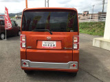 バックカメラが付いているので後方確認が非常にしやすいです。今や運転初心者も熟練者も必須装備!ついていて損はないですね♪