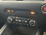 オートエアコンは温度を設定するだけで、自動で風量などを設定してくれます。運転しながら操作も必要ないので、安全性も向上します。