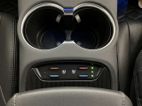 便利なカップホルダーを装備しています。缶ジュースを開けて運転していると振動で倒れないかヒヤヒヤ、意外と置き場に困るもの。 意外に重要な装備ですね。