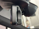 ルームミラー一体型ETCを装備。後付け感のないスマートな設計で、インテリアもすっきりとした印象です。